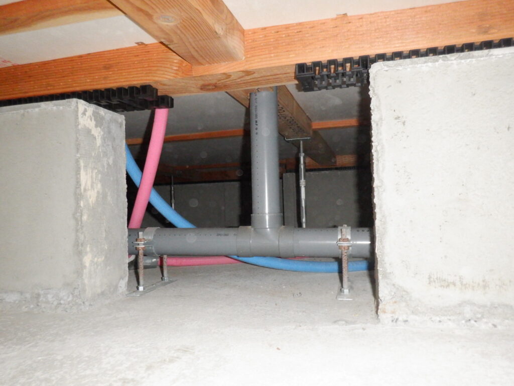 人通口の真ん中に配管があって通れない写真