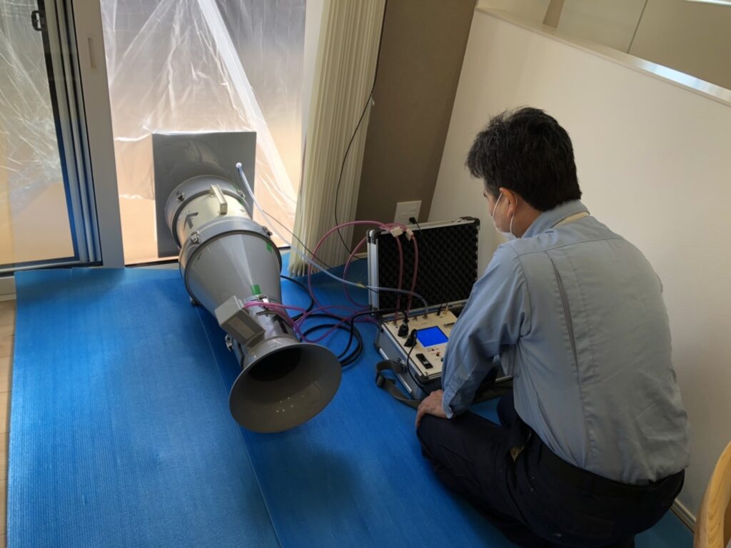 気密測定中の写真