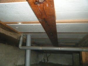 床下の発泡スチロール系断熱材の表面に結露による水滴が付着している様子