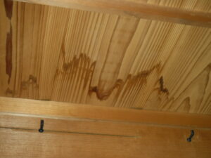 天井に水シミがある