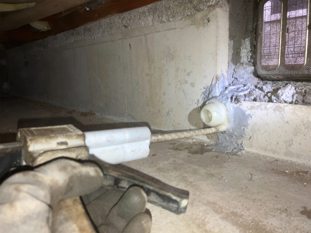 基礎クラック　補修をしている様子