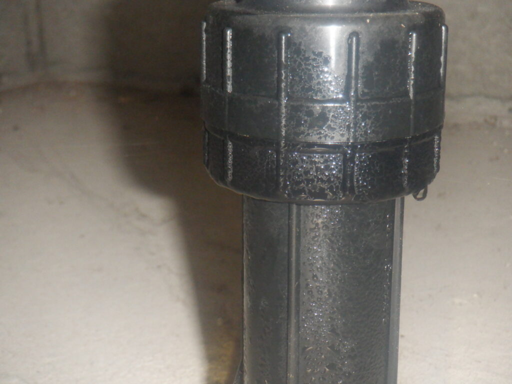 床下のプラスチック製束に結露