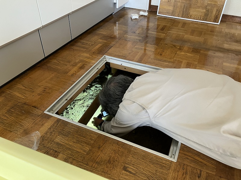 建物状況調査　床下の覗き込み調査の様子