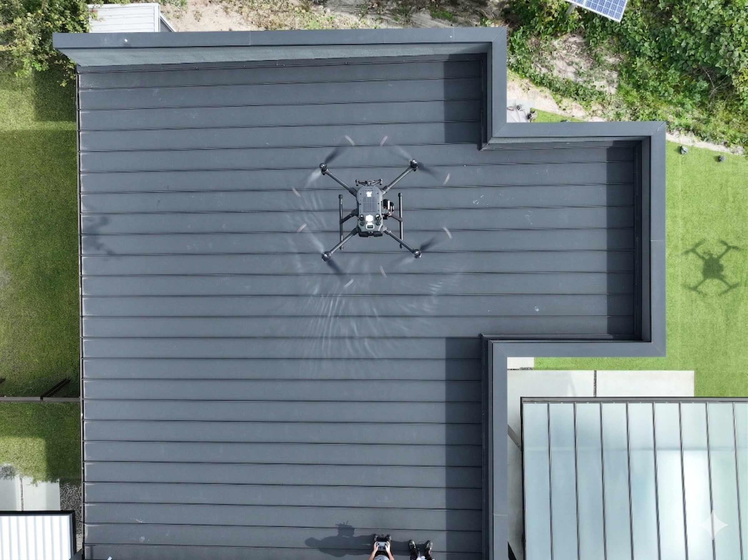 屋根のドローン検査